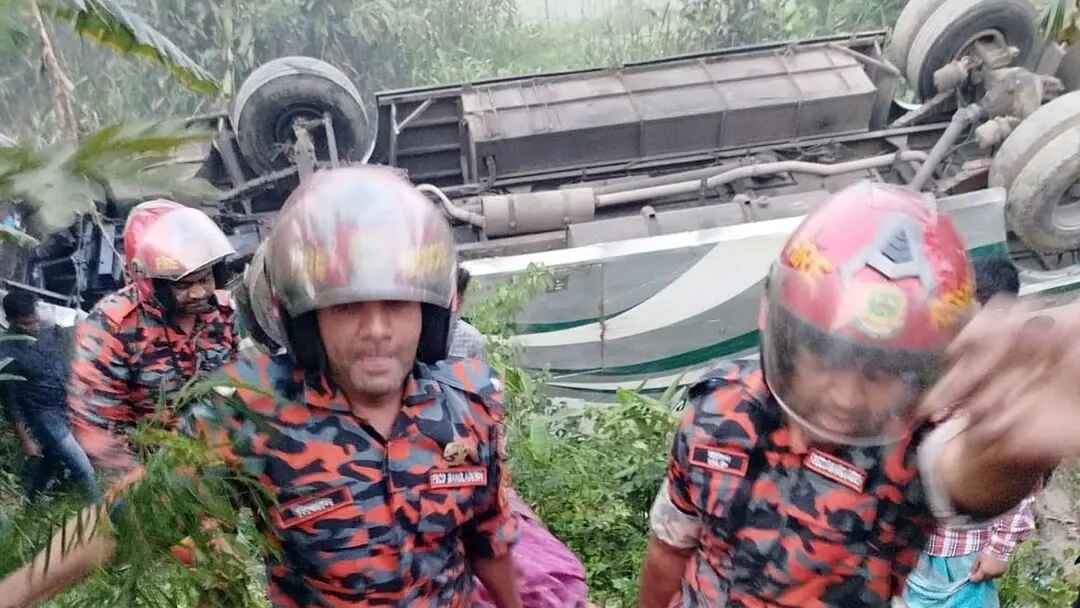 বরিশালে যাত্রীবাহী বাস উল্টে খাদে, নারী নিহত